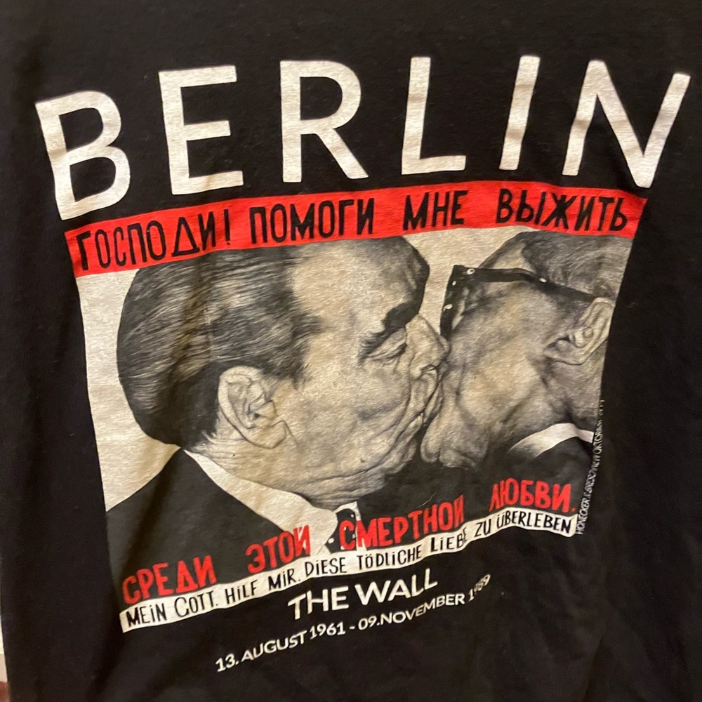 Berlin Wall Kiss tShirt - Picture 2 of 4